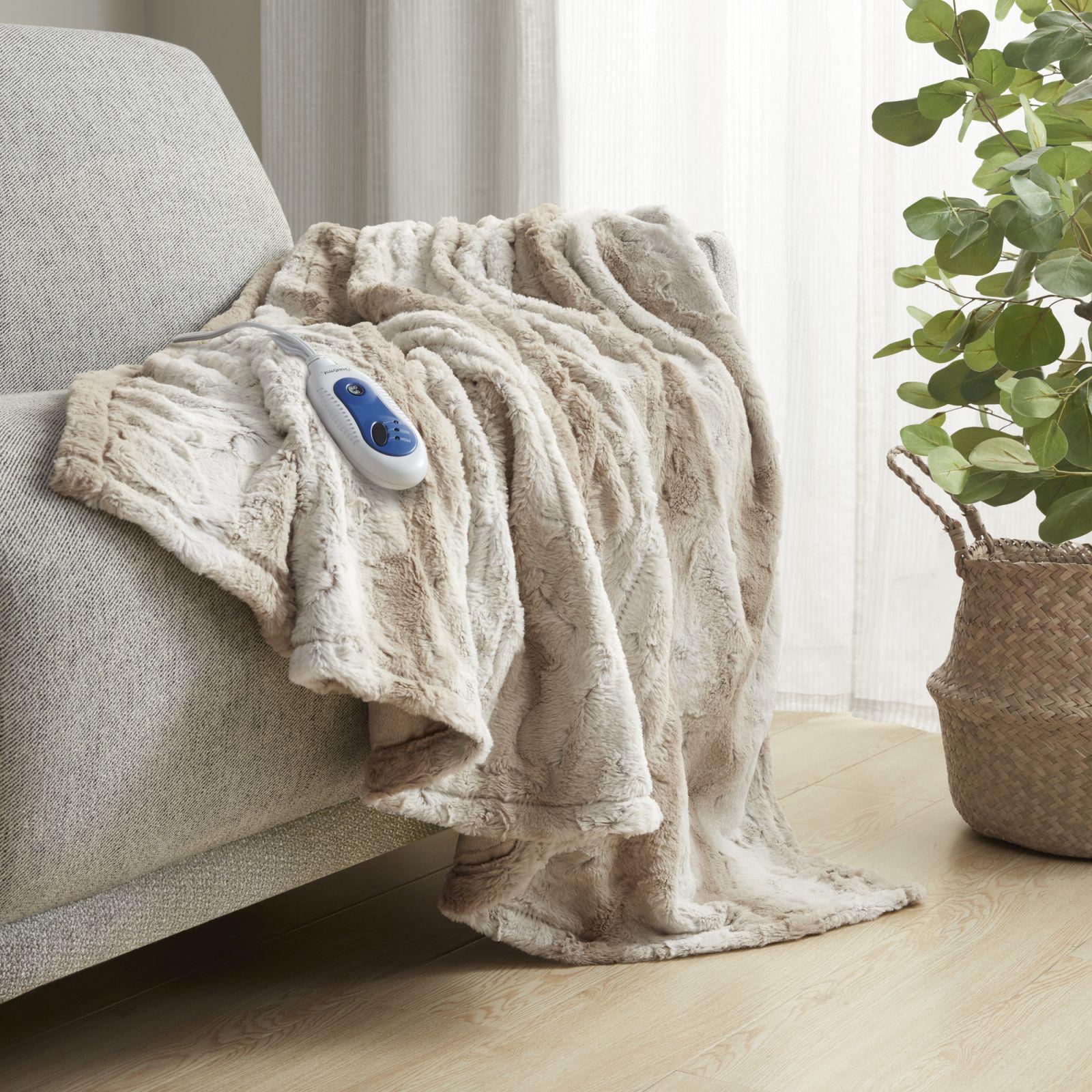 Zuri Oversized Faux Fur Heated Throw 16 Zuri Oversized Faux Fur Heated Throw
