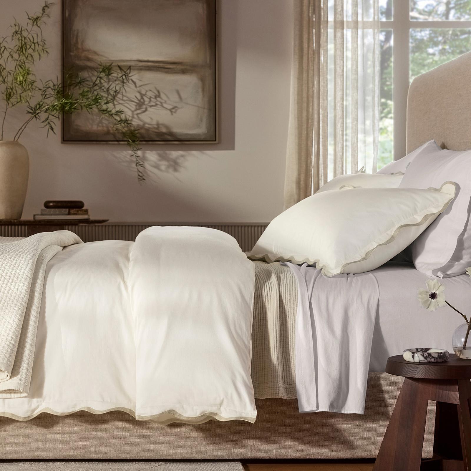 Signature Curved Edge 3-Piece Duvet Set 1 Signature Curved Edge 3-Piece Duvet Set