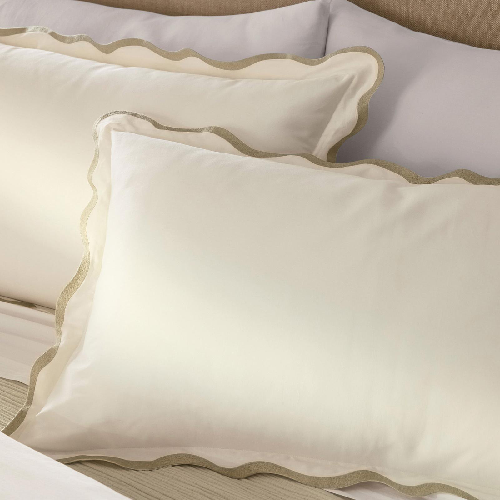 Signature Curved Edge 3-Piece Duvet Set 5 Signature Curved Edge 3-Piece Duvet Set