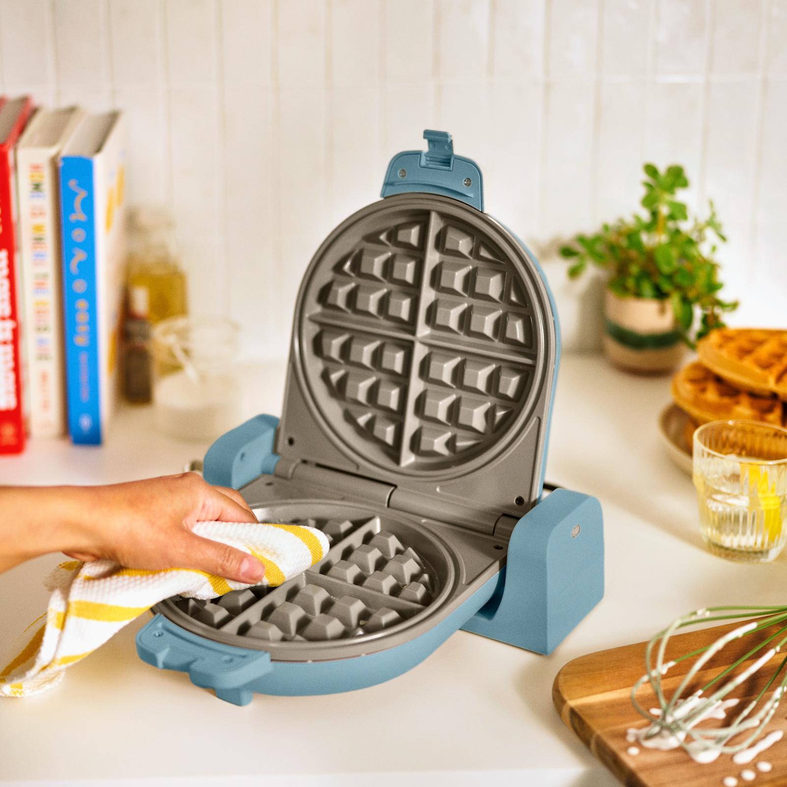 Flip & Store Waffle Maker 6 Flip & Store Waffle Maker