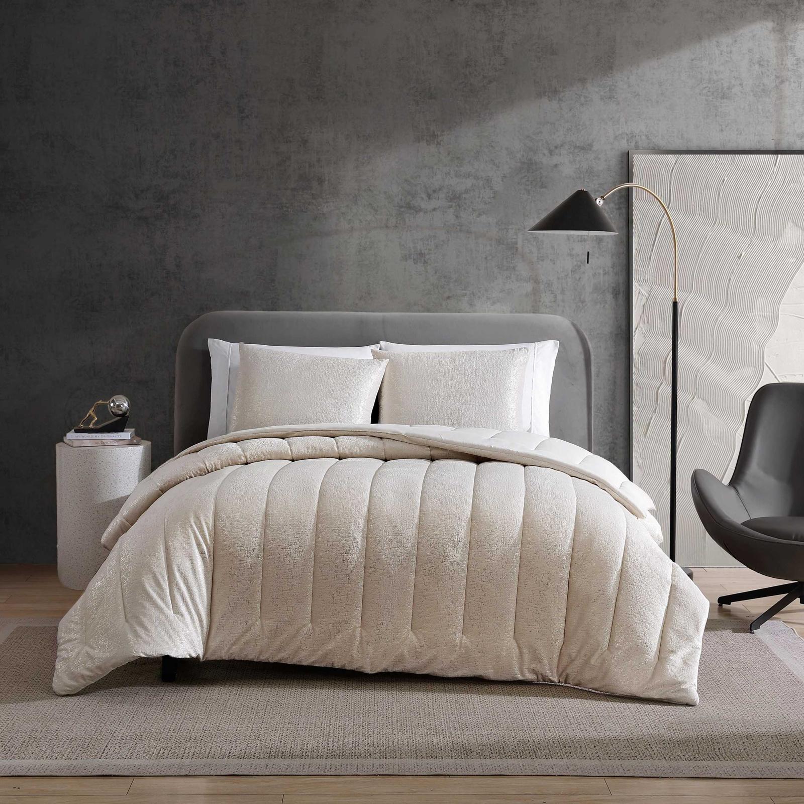 Banks Velvet 3-Piece Comforter Set 1 Banks Velvet 3-Piece Comforter Set