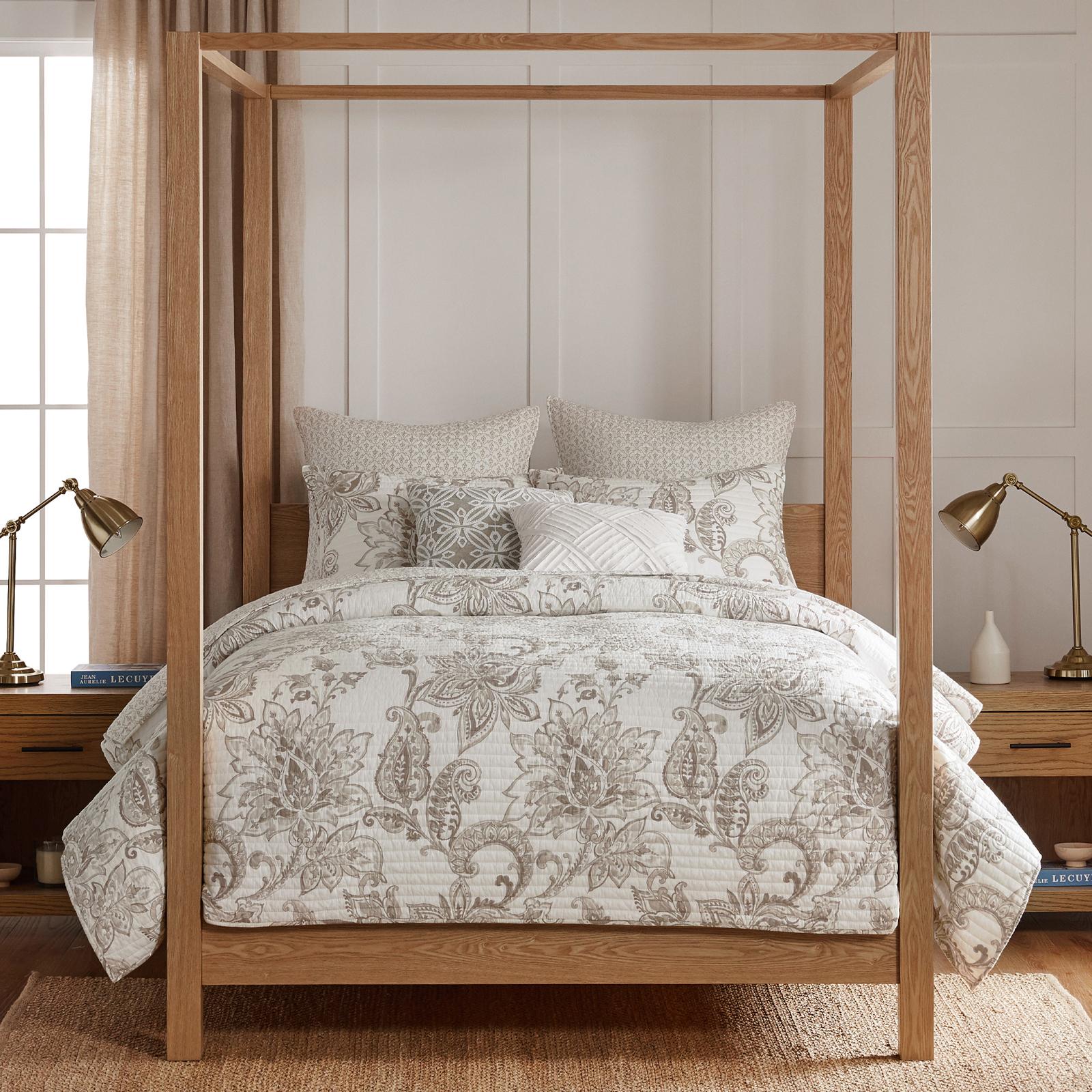 Bennett 3-Piece Reversible Quilt Set 1 Bennett 3-Piece Reversible Quilt Set