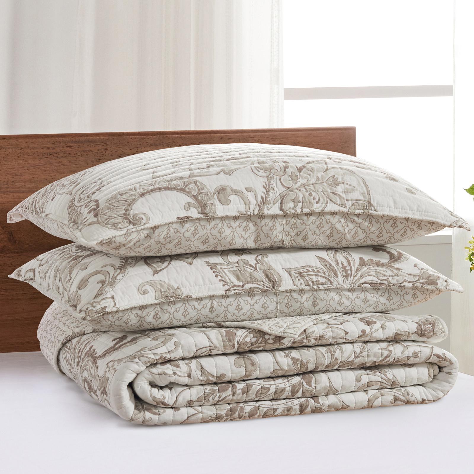 Bennett 3-Piece Reversible Quilt Set 2 Bennett 3-Piece Reversible Quilt Set