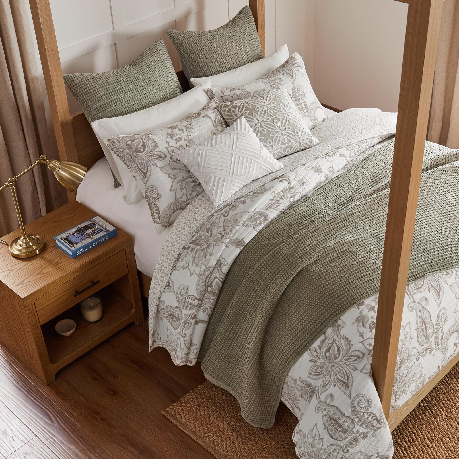 Bennett 3-Piece Reversible Quilt Set 3 Bennett 3-Piece Reversible Quilt Set