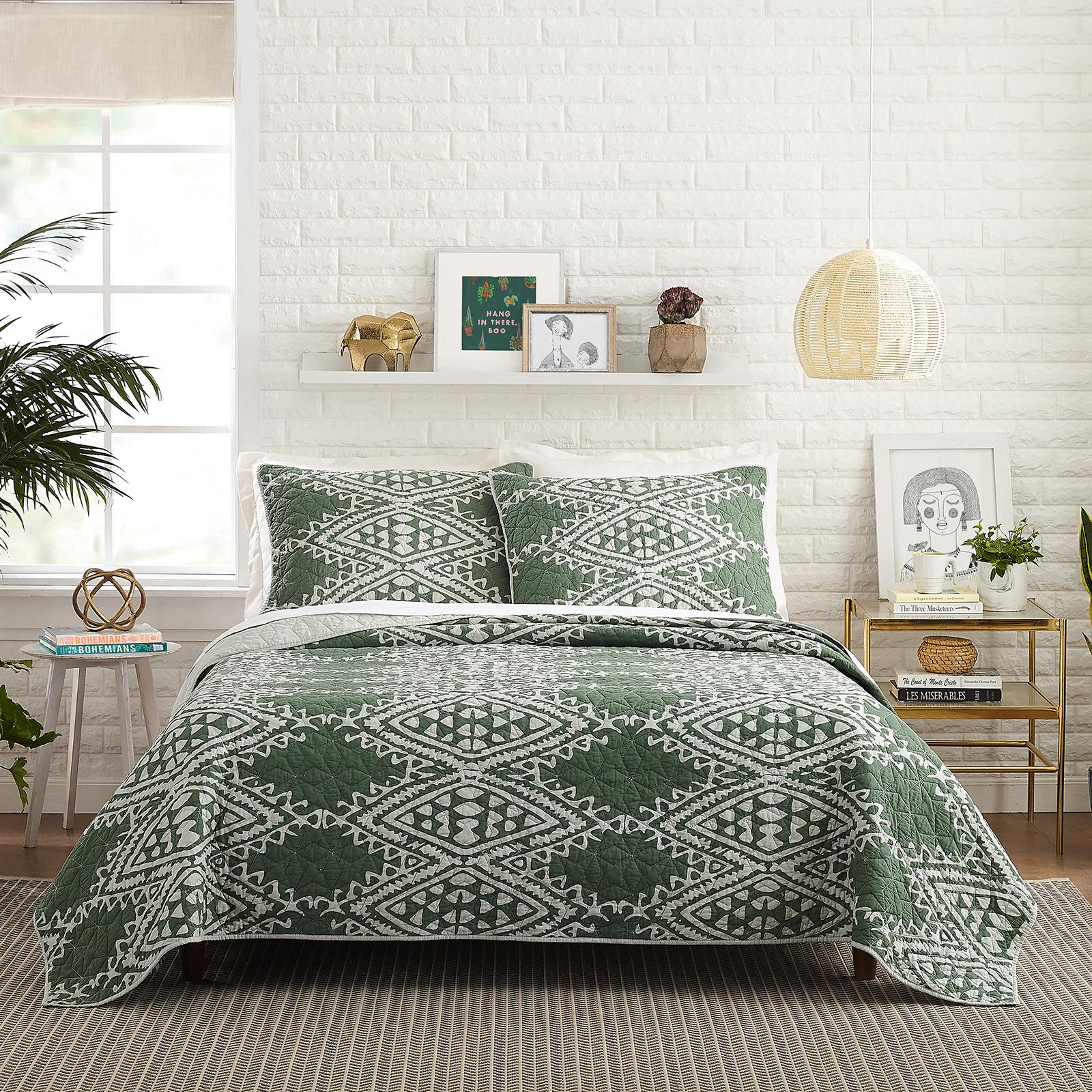 Aisha 3-Piece Quilt Set 1 Aisha 3-Piece Quilt Set