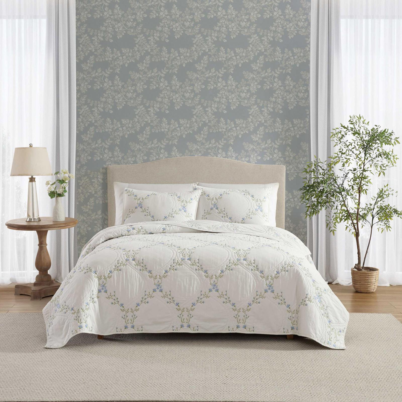 Floral Embroidery Cotton 3-Piece Reversible Quilt Set 1 Floral Embroidery Cotton 3-Piece Reversible Quilt Set