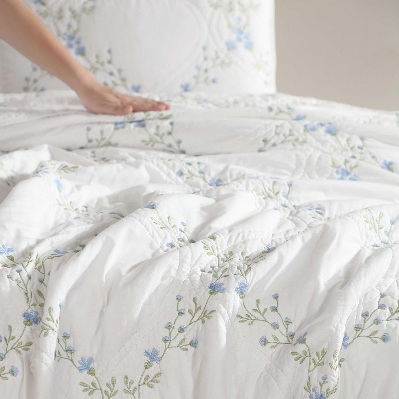Floral Embroidery Cotton 3-Piece Reversible Quilt Set 8 Floral Embroidery Cotton 3-Piece Reversible Quilt Set