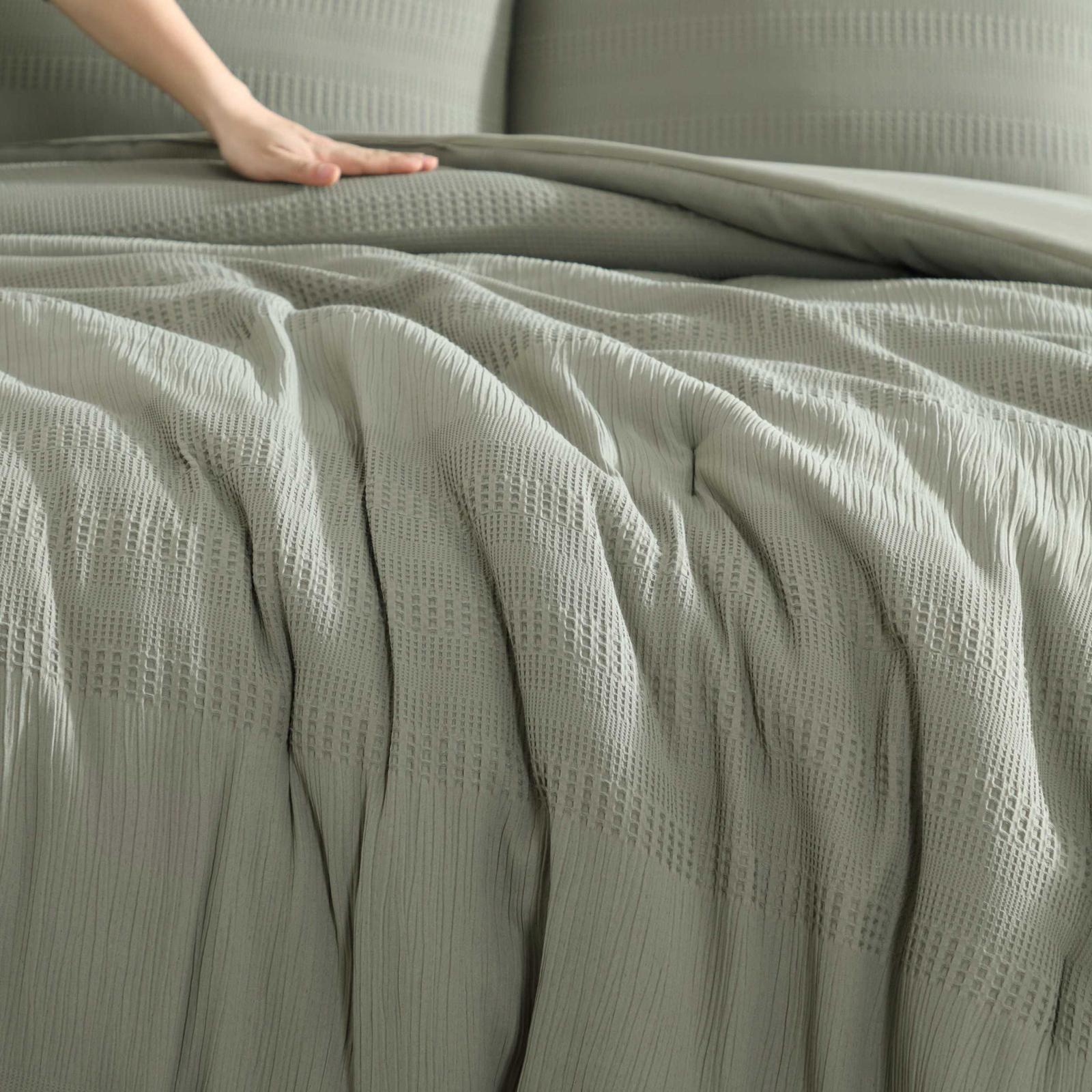 Variegated Waffle Crinkle Waffle 3-Piece Comforter Set 6 Variegated Waffle Crinkle Waffle 3-Piece Comforter Set