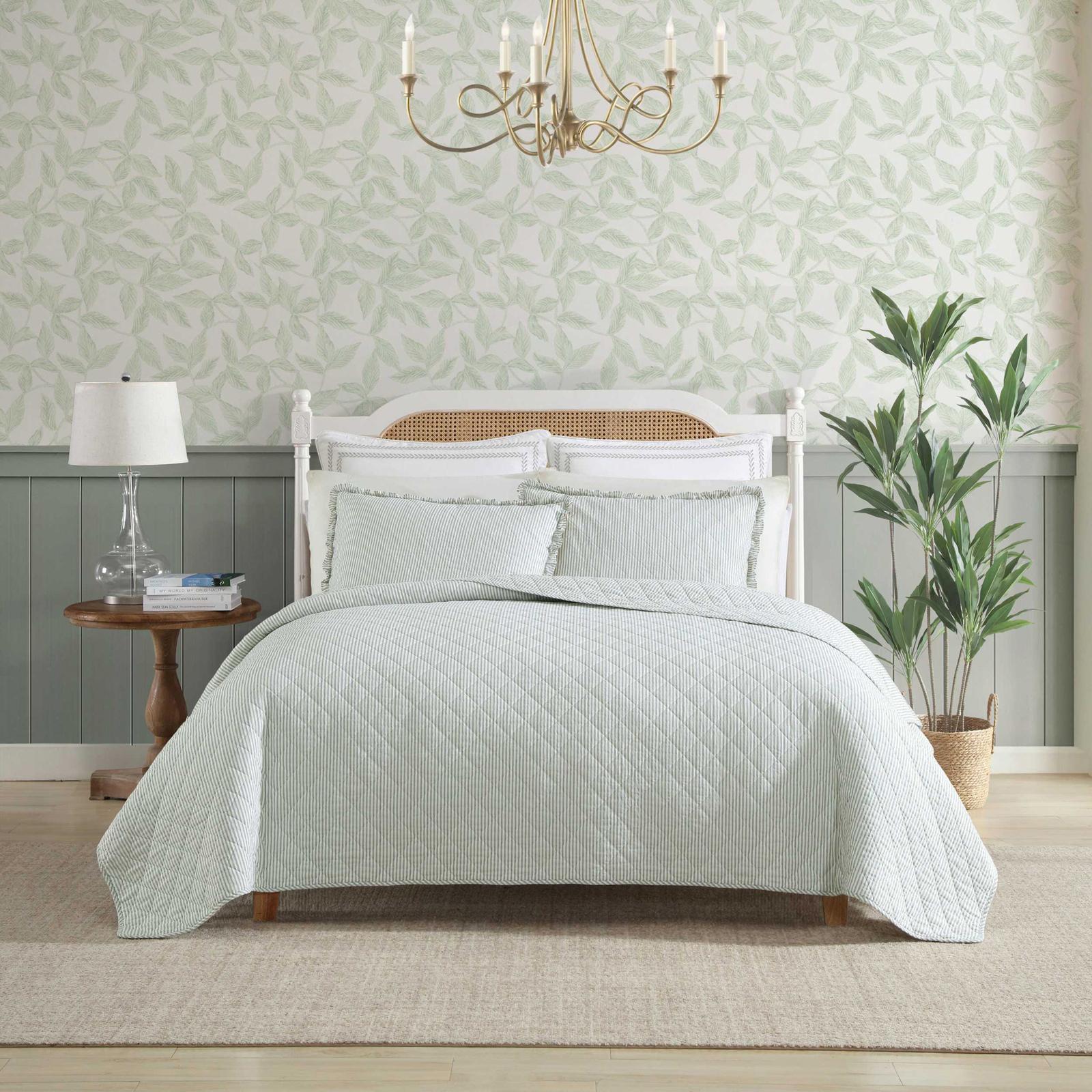 Oxford Stripe Cotton 3-Piece Reversible Quilt Set 1 Oxford Stripe Cotton 3-Piece Reversible Quilt Set