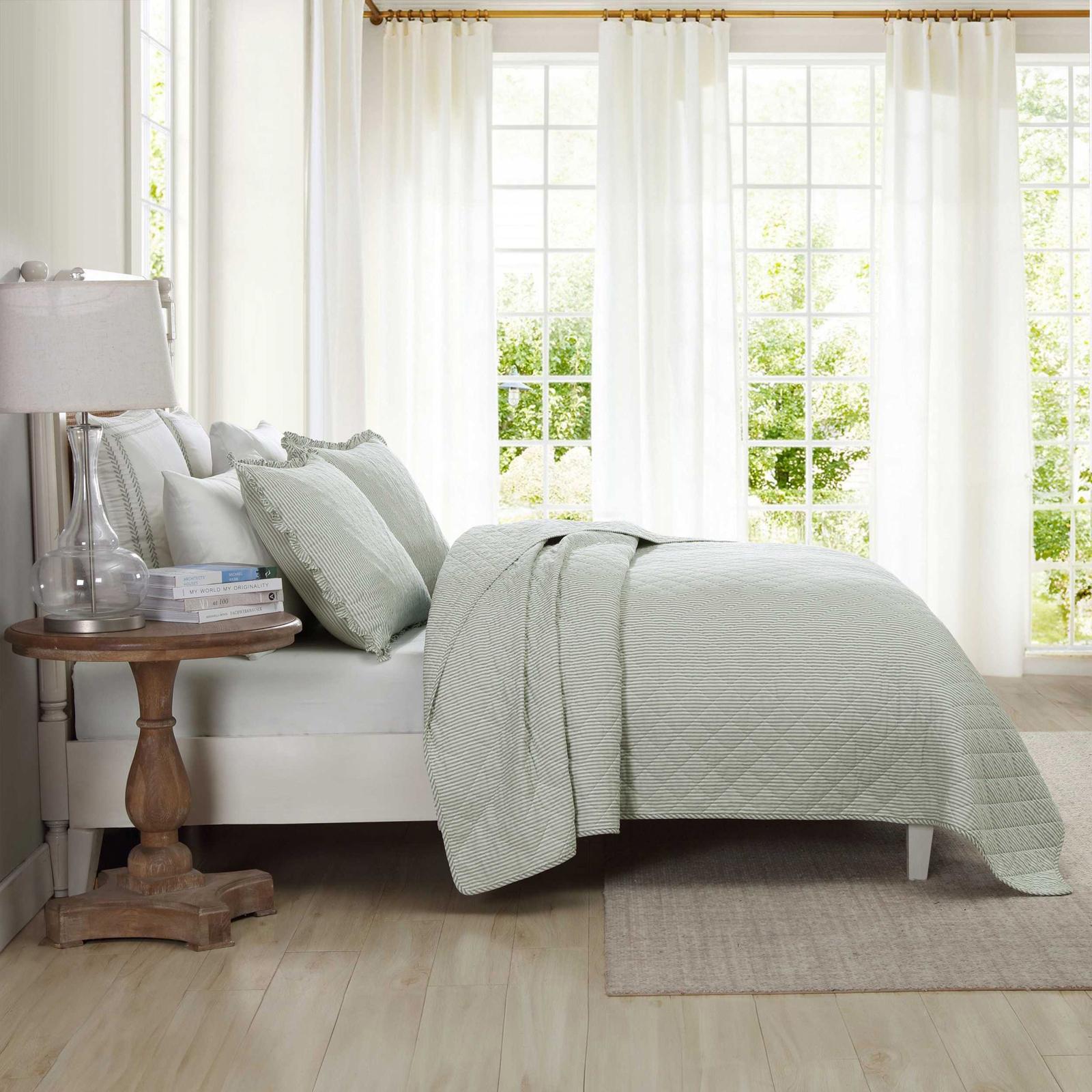 Oxford Stripe Cotton 3-Piece Reversible Quilt Set 4 Oxford Stripe Cotton 3-Piece Reversible Quilt Set