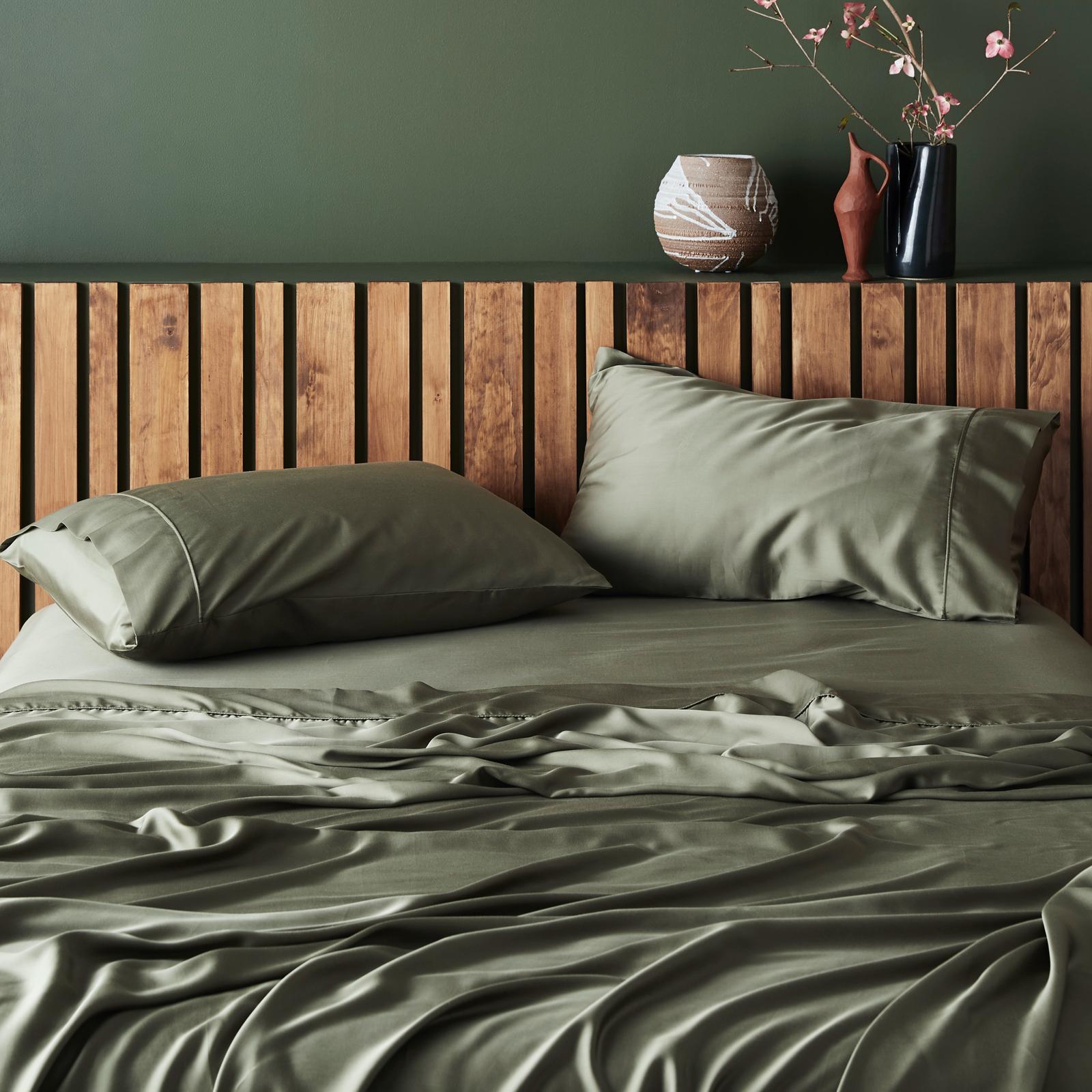 Signature Sateen 4-Piece Sheet Set 2 Signature Sateen 4-Piece Sheet Set