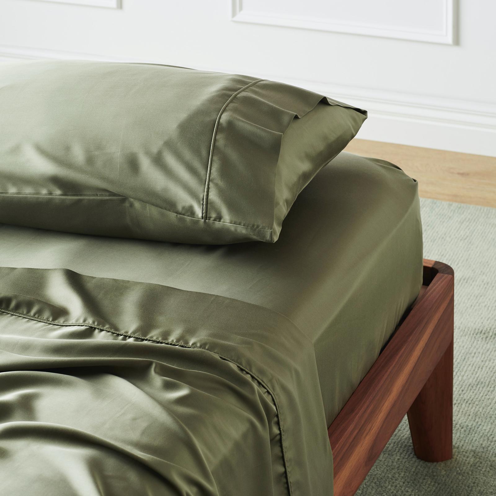 Signature Sateen 4-Piece Sheet Set 5 Signature Sateen 4-Piece Sheet Set