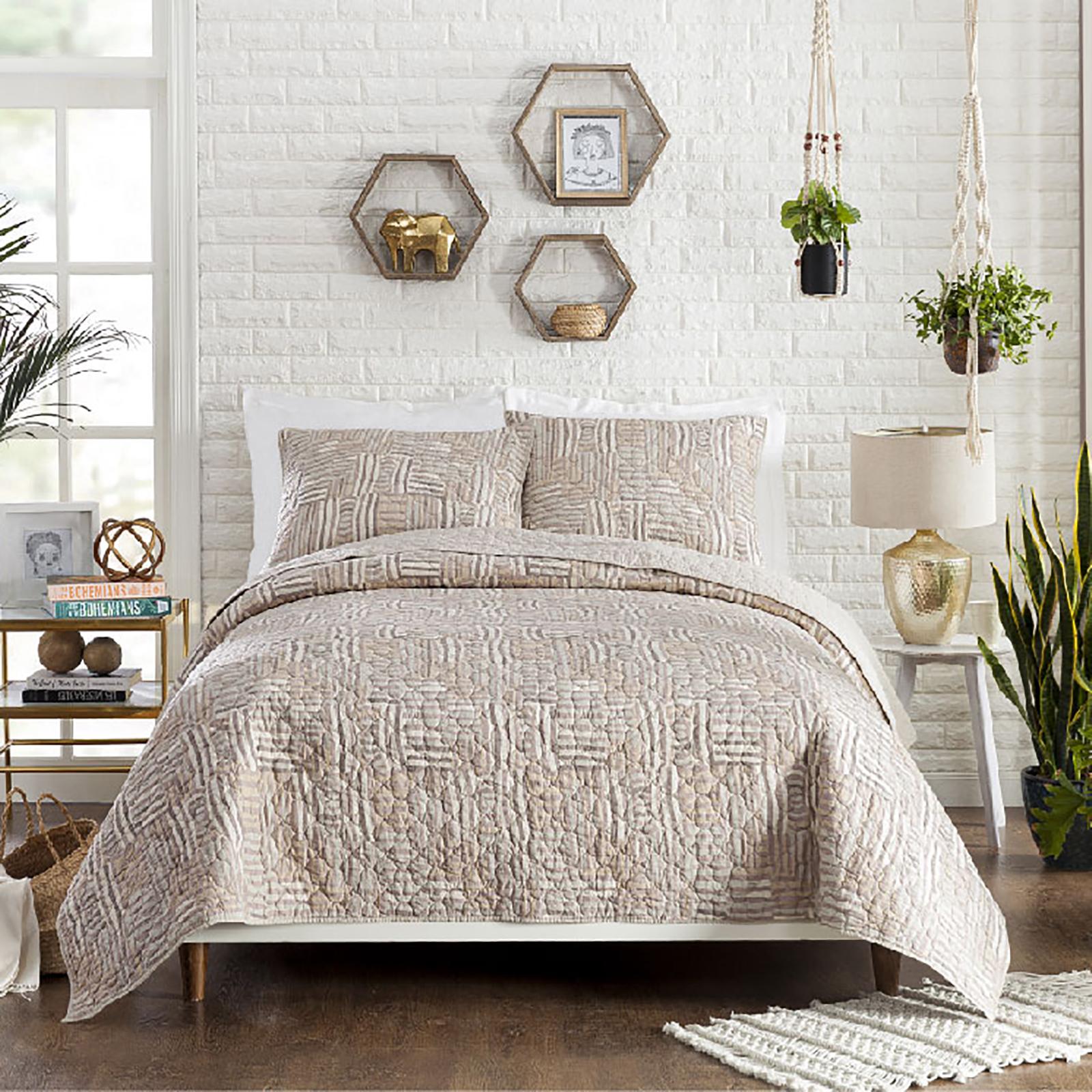 Abrazo 3-Piece Quilt Set 2 Abrazo 3-Piece Quilt Set