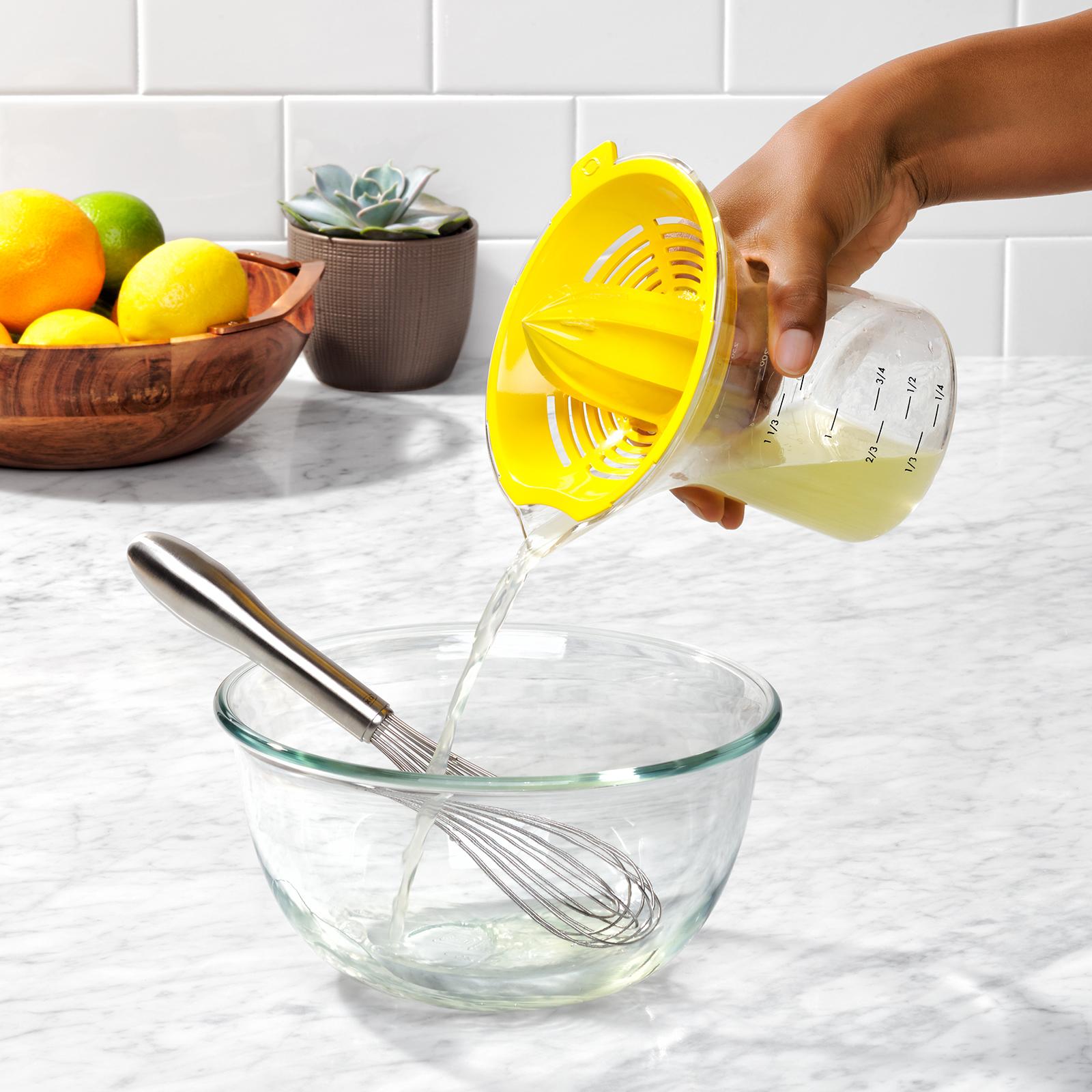 2-In-1 Citrus Juicer 3 2-In-1 Citrus Juicer
