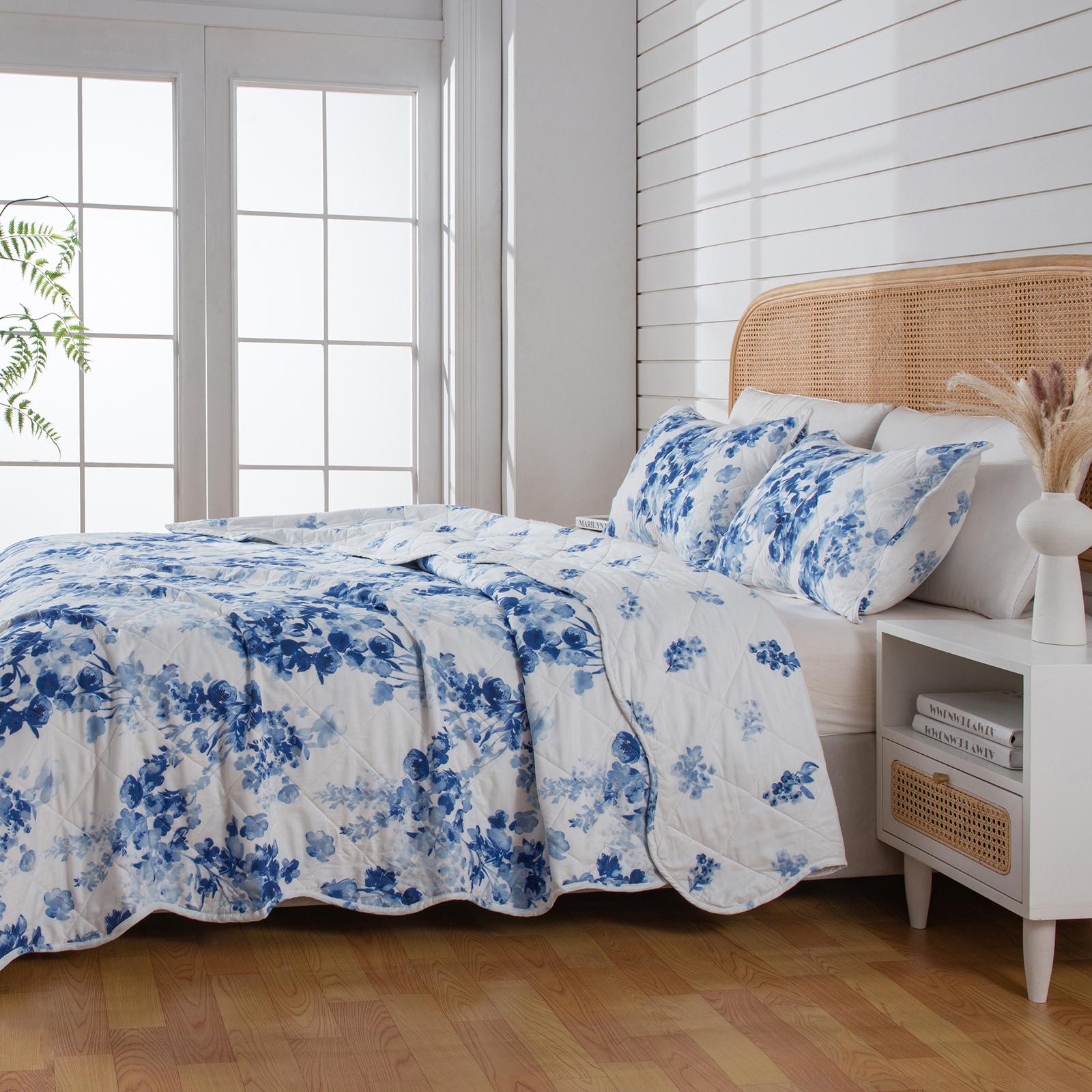 Jacqueline 3-Piece Watercolor Leaves Quilt Set 1 Jacqueline 3-Piece Watercolor Leaves Quilt Set