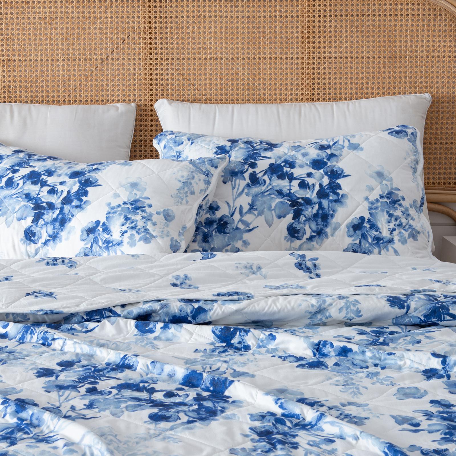 Jacqueline 3-Piece Watercolor Leaves Quilt Set 4 Jacqueline 3-Piece Watercolor Leaves Quilt Set