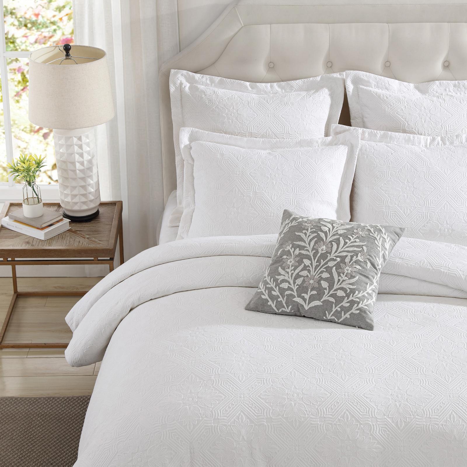 Matelasse 3-Piece Duvet Set 7 Matelasse 3-Piece Duvet Set