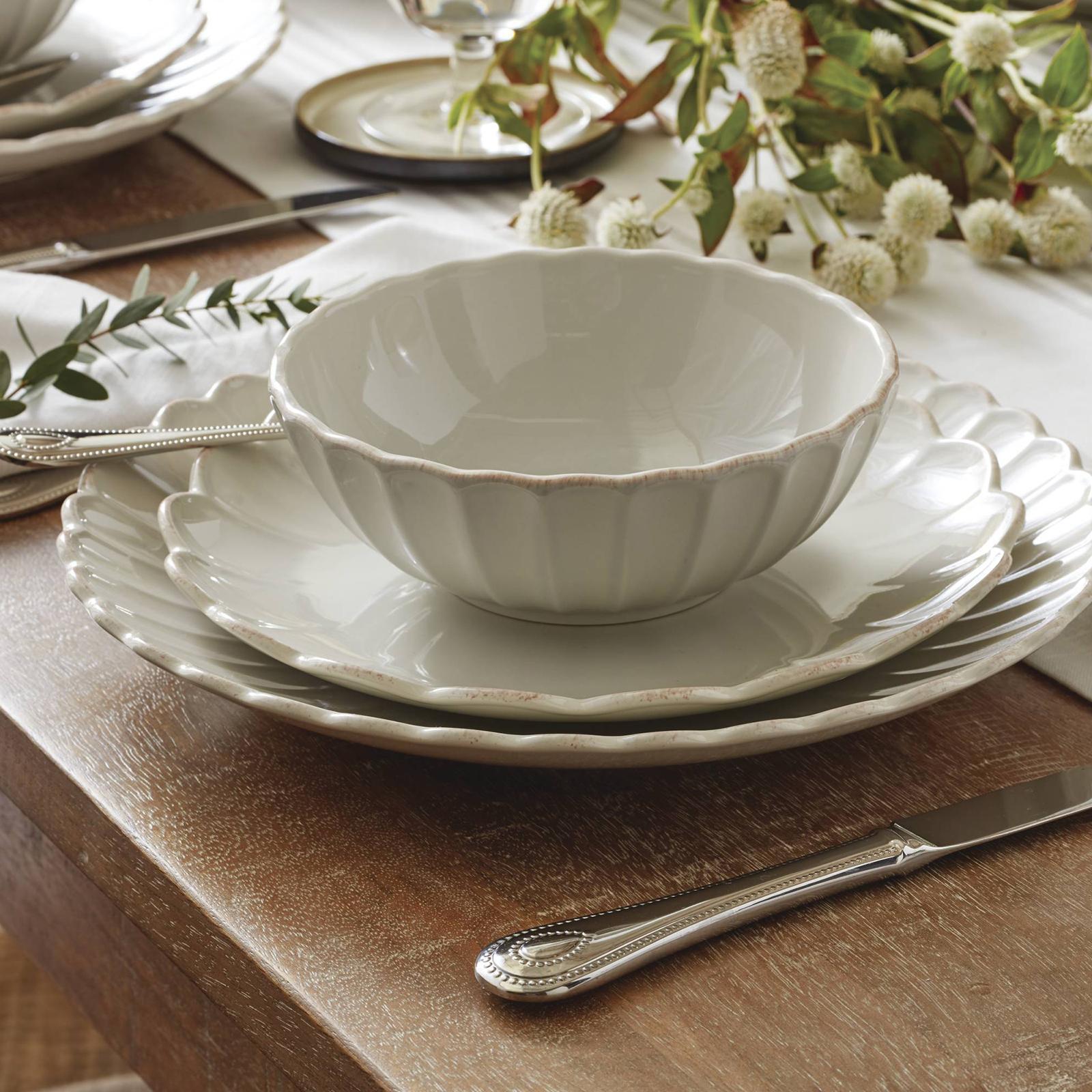 French Perle Scallop Accent Plate, Set of 4 3 French Perle Scallop Accent Plate, Set of 4